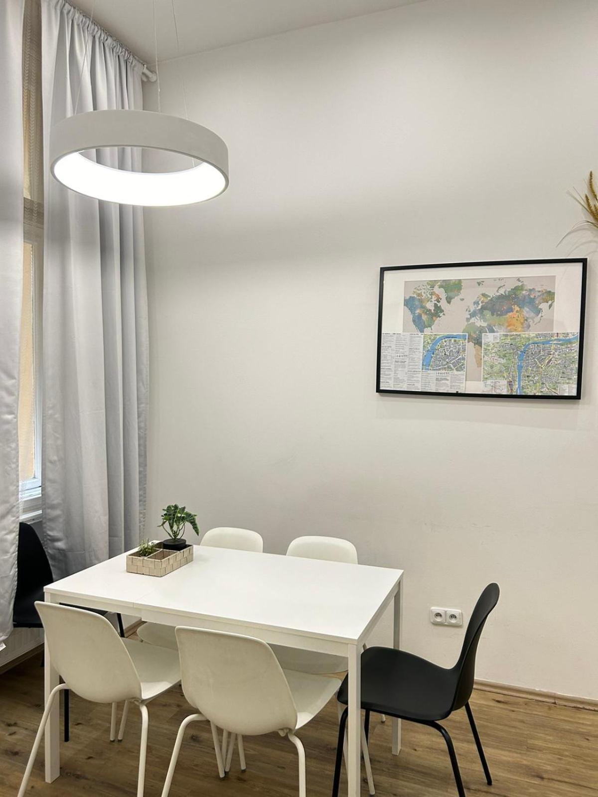 Апартаменти Entire Unit In The Center Of